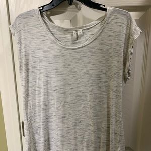 Casual tee with keyhole back